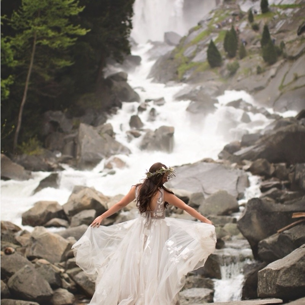 Elegant White Floral Gown - Picture 4 of 12